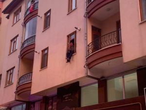 Evin Penceresine Çıkan Adamı Polis İkna Etti