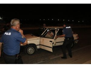 Polise Çarpıp Kaçan Otomobil Kovalamaca Sonucu Yakalandı, Araçta 16 Kilo Esrar Çıktı