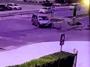 Ticari araca çarpan motosiklet sürücüsü ağır yaralandı