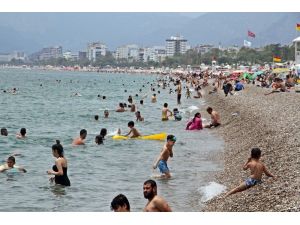 Antalya sahillerinde pazar günü yoğunluğu