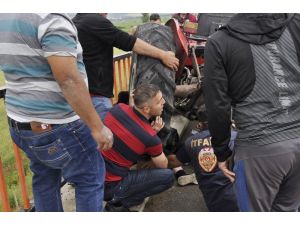 Traktörün Altında Sıkışan Sürücü Vinç Yardımıyla Kurtarıldı