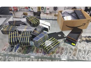 Dolaptaki Zuladan Kaçak Cep Telefonları Çıktı