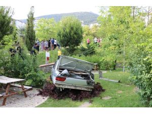 Otomobil Çocuk Parkına Uçtu