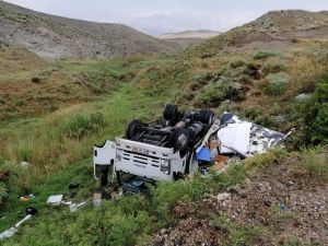 Nallıhan’da Solta Boğazında Kamyonet Takla Attı: 2 Yaralı