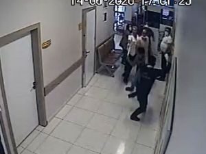 Sağlık Çalışanlarına Palalı Saldırı Güvenlik Kamerasında
