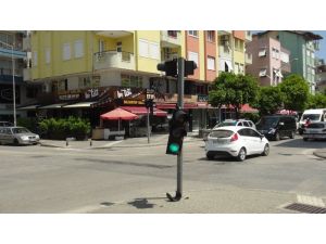 Kırmızı ışık ihlali yaptı trafik lambasına çarparak durabildi