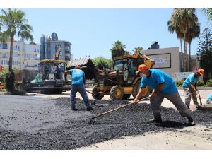 Atatürk Bulvarında bozulan yollar yenileniyor