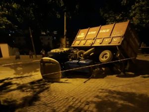 İslahiye’de Devrilen Traktörün Altında Kalan Sürücüsü Yaralandı