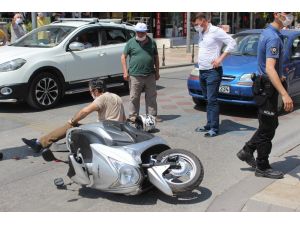 Otomobil Kırmızı Işıkta Bekleyen Motosiklete Çaptı; 1 Yaralı