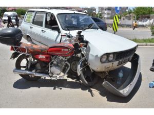 Motosiklet, Çarptığı Otomobile Ok Gibi Saplandı