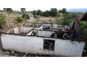 Antalya’da gecekondu alev alev yandı