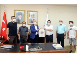 Engelli Kooperatifinde Üretilen İlk Bez Çantalar Başkan Gültak’a Hediye Edildi