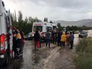 Tarım İşçilerini Taşıyan Minibüs Kamyonla Çarpıştı: 1 Ölü, 7 Yaralı