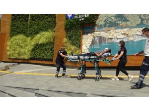 Çalışmayan asansörün raylarından inmeye kalkan vatandaşı itfaiye kurtardı