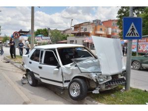 Otomobille Ambulans Çarpıştı: 1 Yaralı