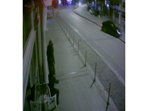 Kontrolden Çıkan Otomobilin Aydınlatma Direğine Çarpma Anı Kamerada