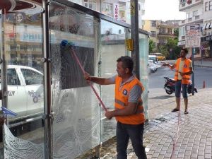 Alanya’da otobüs durakları temizleniyor