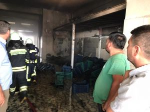 Toptancı hali ardiyesi yangınında plastik kasalar kül oldu