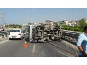 Kamyon bariyere çarparak devrildi