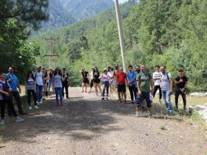 Gençleri doğa ile buluştu, dev maske açtı