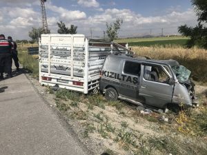 Canlı Hayvan Yüklü Kamyonetle Panelvan Araç Çarpıştı: 2 Ölü
