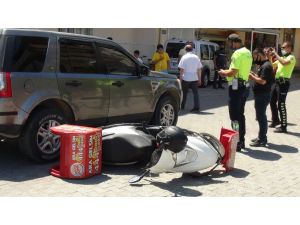 Manavgat’ta otomobille çarpışan motosikletli kurye yaralandı