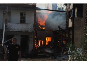 Tarihi Kaleiçi semtindeki metruk binayı alev alev yakan şüpheli adli kontrolle serbest