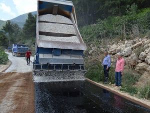 Finike Asarönü-Alacadağ grup yolu asfaltlanıyor