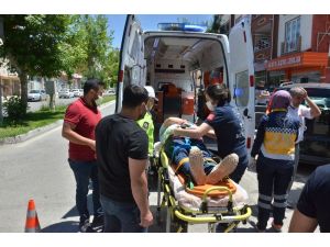 Kamyonetle Otomobil Çarpıştı: 2 Yaralı