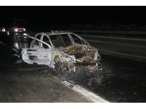 Otoyolda Yanan Araç Kül Oldu