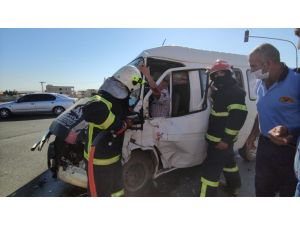 Çeyiz Eşyası Götüren Araç Tarım İşçilerini Taşıyan Midibüs İle Çarpıştı: 2’si Ağır 11 Yaralı