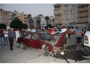 Hurdaya dönen otomobilden burunları kanamadan çıkıp kaza tartışması yaptılar