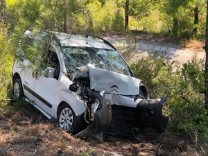 Otomobil yoldan çıkıp çam ağacına çarptı: 3 yaralı