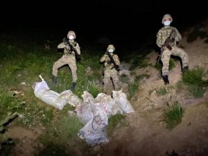 Hakkari Hudut Hattında 65 Pompalı Tüfek Ve 1 Milyon 35 Bin Tl’lik Tıbbi Malzeme Ele Geçirildi