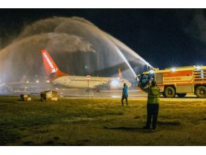 Corendon Airlines’in Antalya Havalimanı’na getirdiği ilk yolcular su takıyla karşılandı