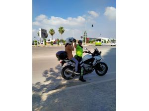 Adana’da Trafik Polisi, Öğrenciye Kendi Kaskını Takıp Sınava Yetiştirdi