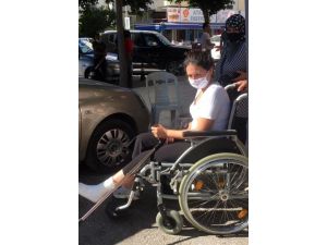 YKS öncesi ayağı kırılan öğrenci tekerlekli sandalyeyle sınava götürüldü