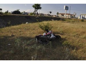 Yarış Motosikleti Şarampole Uçtu: 2 Yaralı