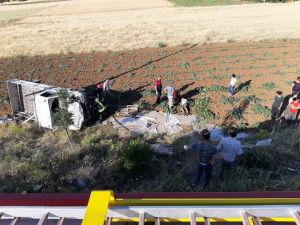 Kontrolden Çıkan Kamyonet Tarlaya Devrildi: 3 Yaralı