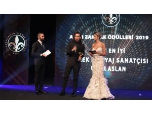 Makyaj Uzmanı Uğur Arslan’a Altın Zambak Ödülleri’nde ’Yılın En İyi Makyaj Sanatçısı’ ödülü