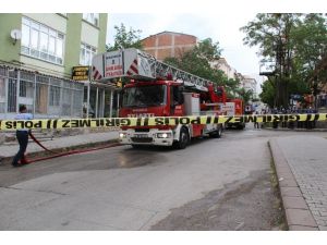 Ankara’da Korkutan Yangın: Mahsur Kalan Anne Ve Çocuklarını İtfaiye Kurtardı