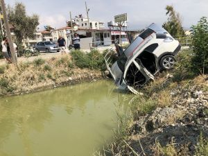 Gelin Arabasıyla Otomobil Çarpışıp Dereye Uçtu: Gelin Yaralandı