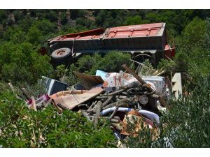 Traktör Şarampole Yuvarlandı: 1 Ölü, 1 Yaralı