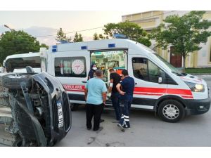 Başkent’te Otomobil Yan Yattı: 3 Yaralı