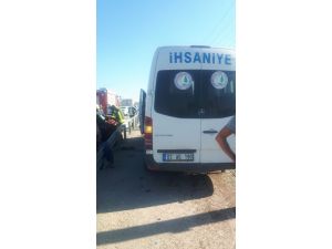 Yolcu Minibüsü İle Otomobil Çarpıştı 17 Kişi Yaralandı