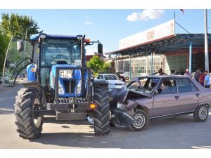 Traktöre Çarpan Otomobilin Sürücüsü Yaralandı