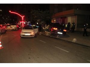 Otomobil Kırmızı Işıkta Duramadı: 2 Kişi Yaralandı