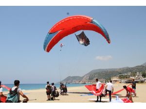 Antalya’da 15 Temmuz şehitleri gökyüzünde Türk bayrağı açarak anıldı