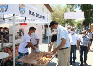 Kaş’ta demokrasi şehitleri için lokma dağıtıldı