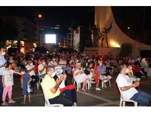 Alanya’da yüzlerce kişi ‘demokrasi’ nöbetinde